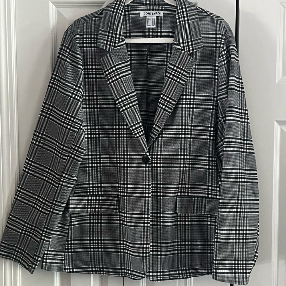 B&W Casual Ladies Blazer.  Machine Washable - never worn. Size XL